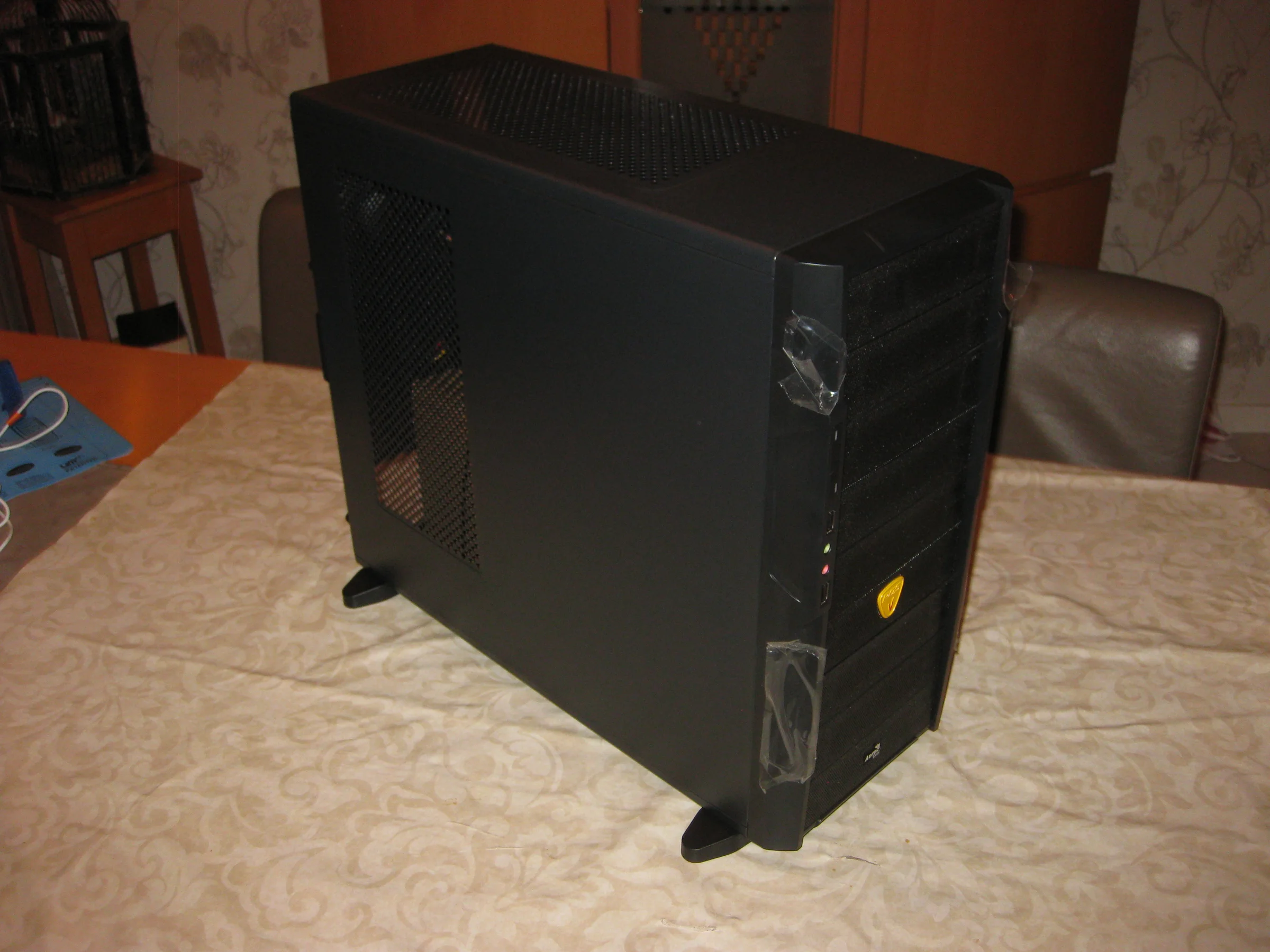 Zwarte behuizing van de nieuwe ProjectMC-server